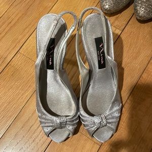 Nina Gray/Silver heels with hidden platform. Size 6.5